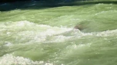 Kayaların üzerine hızla akan nehir