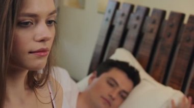 Yatakta oturan kadın