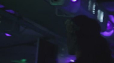 Dansçı gece kulübünde