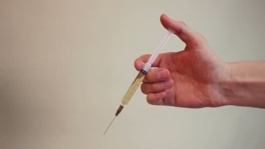 bir enjeksiyon veren doktor