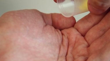 Hastaya hapları vermeye