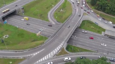 İşlek yol kavşağı görünümü yukarıdan