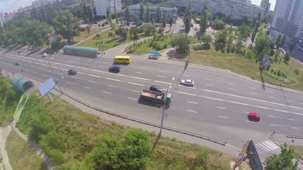 Stad weg en de rivier kanaal — Stockvideo