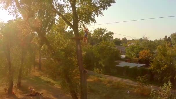 Kvinnliga flygande zipline högt ovanför marken — Stockvideo