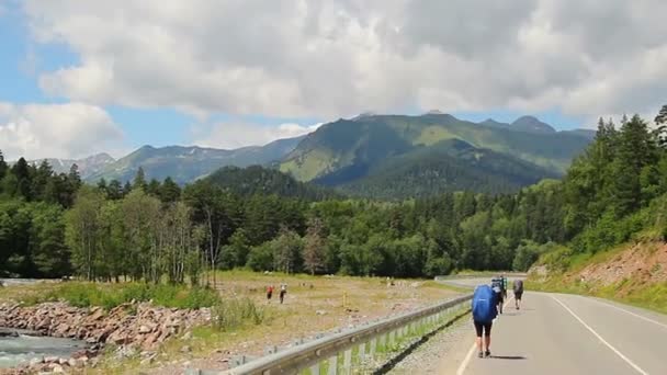 Tourists backpackers hiking in mountains — Stock Video