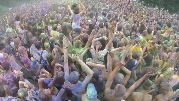 Multidão coberta de tinta em pó colorida — Vídeo de Stock