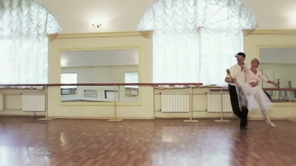 Dvojice cvičit baletní pohyby — Stock video