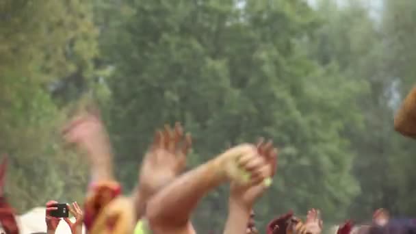 Gente saludando con las manos a la música — Vídeo de stock