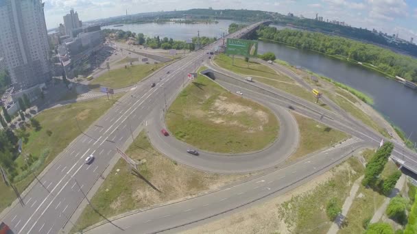 Pont sur la rivière, carrefour routier 