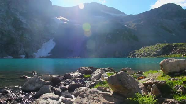 Il sole splende sulla vetta della montagna — Video Stock