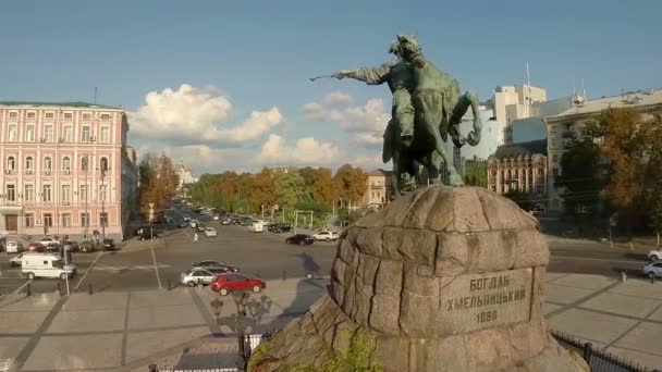 Άγαλμα του ανθρώπου σε άλογο, η αρχιτεκτονική της πόλης — Αρχείο Βίντεο