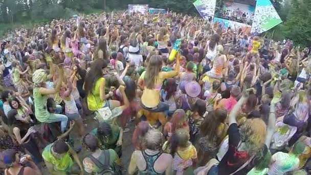 Massa van mensen dansen op festival — Stockvideo