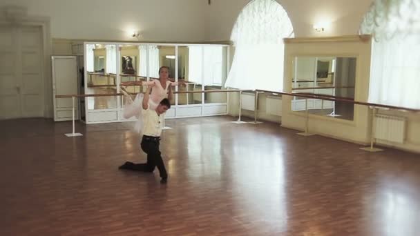 Couple rehearsing ballet moves — Stock Video