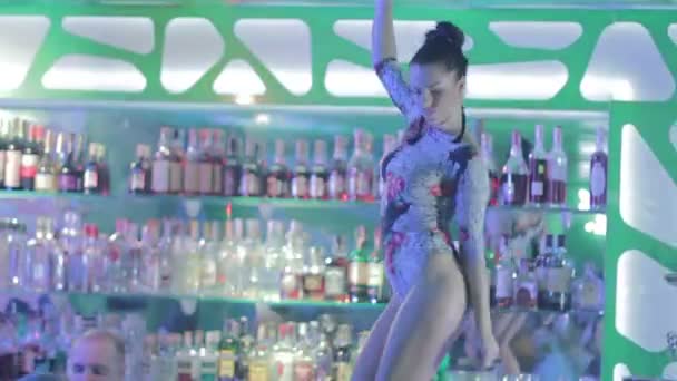 Menina sexy dançando na mesa de bar — Vídeo de Stock