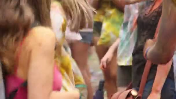 Meninas se divertindo no festival — Vídeo de Stock