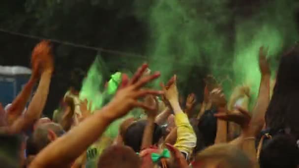 Mensen gooien verf in de lucht op festival — Stockvideo