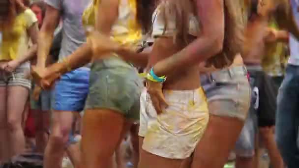 Sexy holky v šortkách taneční festival — Stock video