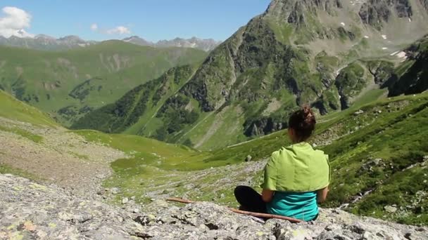 Žena sedí v lotosové pozici — Stock video