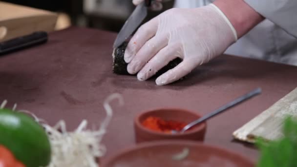 Rouleaux de sushi coupés — Video