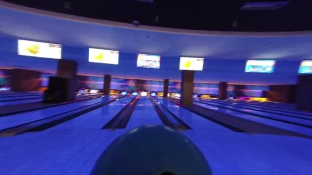 Seseorang bermain bowling, melempar bola — Stok Video