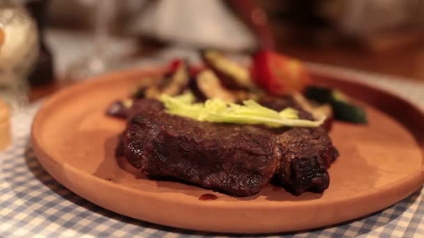 Presentation of grilled steak on plate — Stock Video