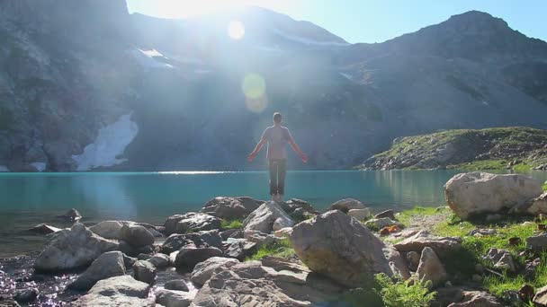 Turista desfrutando de vista perto do lago da montanha — Vídeo de Stock