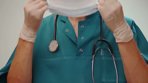 Chirurg in witte handschoenen zet masker op — Stockvideo