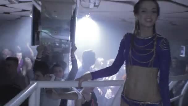 Ballerini go-go che si esibiscono al nightclub — Video Stock