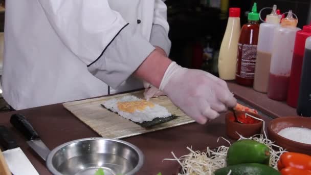 Шеф-повар делает суши — стоковое видео