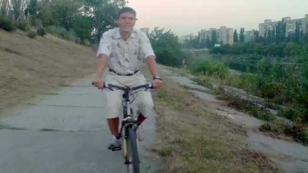 Улыбающийся человек на велосипеде — стоковое видео