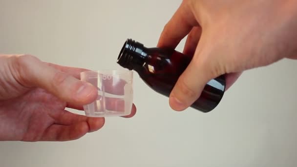 Verser la médecine dans une tasse à mesurer 