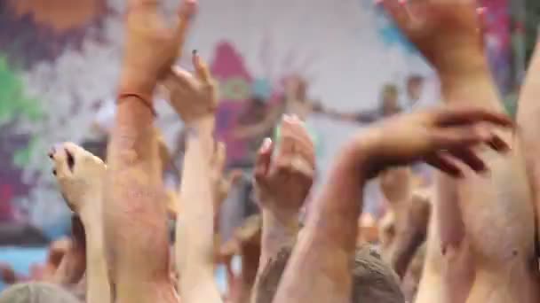 Publiken klappar händerna på festival — Stockvideo