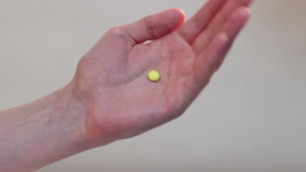 Paciente sosteniendo píldora — Vídeos de Stock
