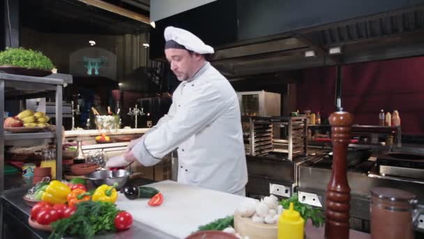 Chef-kok werken in keuken — Stockvideo