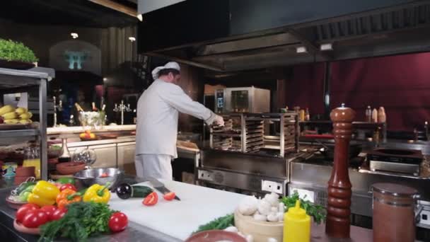 Cozinheiro restaurante — Vídeo de Stock