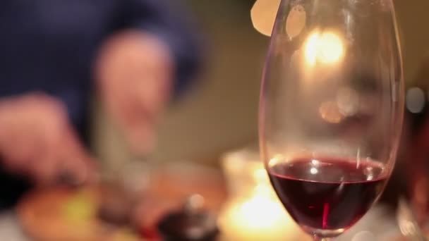 Izgara et yemek ve şarap içmek adam — Stok video