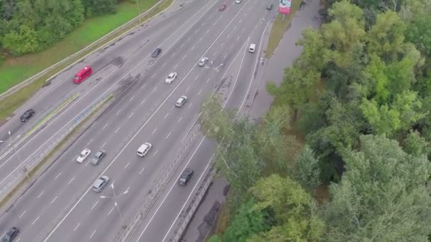 Ruchu samochodowego jazdy szybko przy autostradzie tętniącego życiem — Wideo stockowe