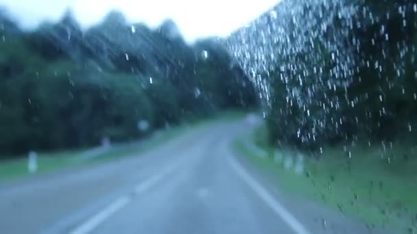 Condução na chuva, gotas no pára-brisas — Vídeo de Stock