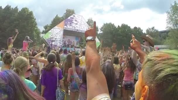 La foule lève les mains dans l'air — Video