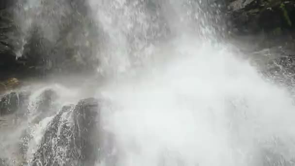 Turbulenta corriente salpicando contra las rocas — Vídeo de stock