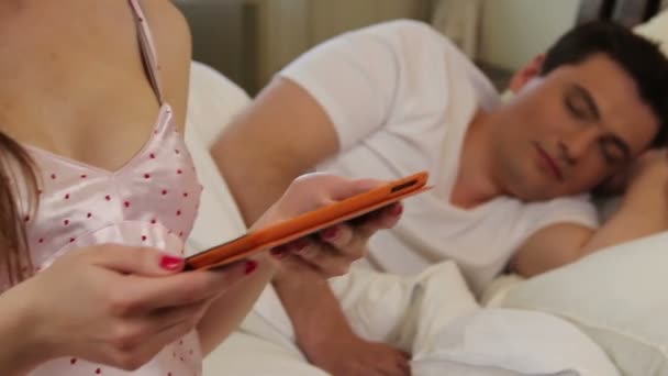 Karısı tablet kullanarak iç çamaşırı — Stok video