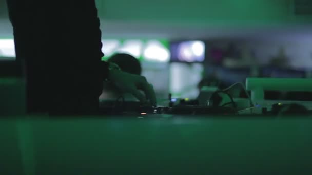 Clubbers dansa i nattklubben — Stockvideo