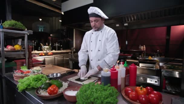 Cocinero haciendo sushi — Vídeo de stock