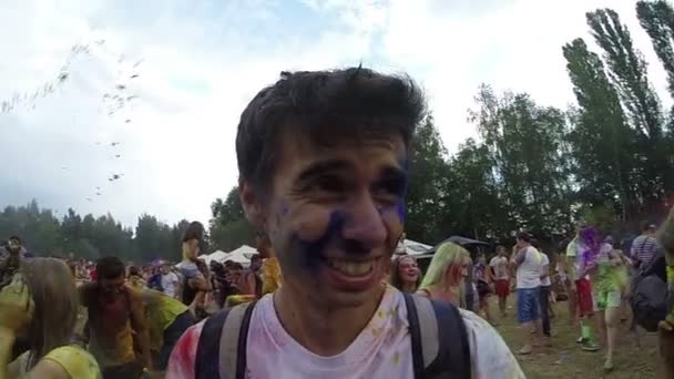 Лицо молодого человека покрыто краской — стоковое видео
