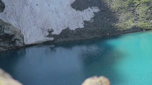 Água azul clara de lago de montanha — Vídeo de Stock