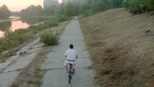 Άνθρωπος ποδήλατο στο πάρκο — Αρχείο Βίντεο