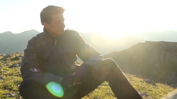 Turista godendo bella vista sulle montagne — Video Stock