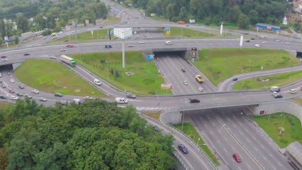 Starker Autoverkehr, viel befahrene Stadtautobahn — Stockvideo