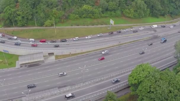 Autos fahren langsam die Stadtstraße hinunter — Stockvideo