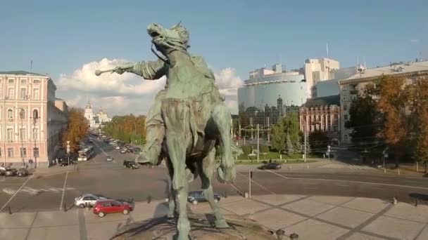 Umherfliegende Statue historischer Person — Stockvideo